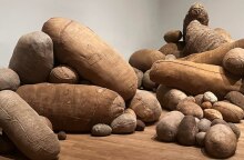 Οι πλεκτοί πίνακες της Magdalena Abakanowicz στην Tate Modern