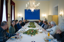  Χριστουγεννιάτικο γεύμα με τους άστεγους στο Προεδρικό Μέγαρο