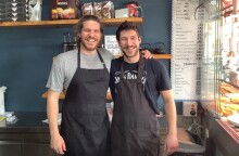 Εργαστήριο μπουγάτσας Δήμος: Η οσκαρική μπουγάτσα του Ζήση και του Θωμά Καλούδη