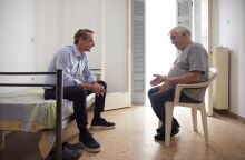 O Kυριάκος Μητσοτάκης με τον κύριο Κώστα στο σπίτι του