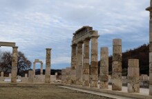 Άποψη του αναστηλωμένου ανακτόρου του Φιλίππου του Β' στις Αιγές