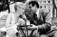 Σκηνή από την ταινία Ατσίδας: Η Ζωή Λάσκαρη και ο Στέφανος Στρατηγός στην πλατεία Αριστοτέλους