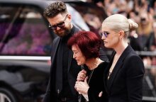 Κατάρρευσε η Σάρον Όσμπορν στην κηδεία του Όζι