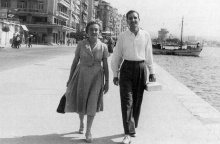 Καλοκαίρι του 1959, η Ζωή Καρέλλη και ο Ντίνος Χριστιανόπουλος, χαρούμενοι στην προκυμαία 