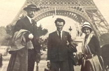 Ο Πολύκλειτος Ρέγκος, η σύζυγός του Γεωργία και ο ζωγράφος Αριστοτέλης Βασιλικιώτης κάτω από τον Πύργο του Άιφελ