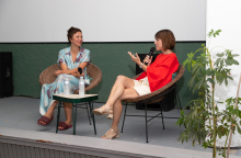 H Maggie Gyllenhaal και η Monika.