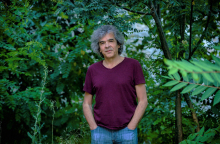 Συνέντευξη: Ο συνθέτης Νίκος Κυπουργός μιλάει για τα Κυπο-θεατρικά που παρουσιάζονται στη Μικρή Επίδαυρο, τη μουσική του πορεία και την ιστορική διαφήμιση της Carnation