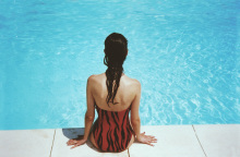 Ένα κορίτσι στην πισίνα.