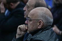 Ο Μπάμπης Παπαδημητρίου με το χέρι στο πρόσωπό του