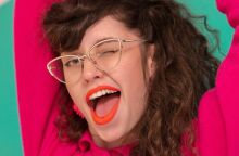 Η Νεφέλη Μεγκ σχολιάζει την επικαιρότητα σε πρώτο και τελευταίο βαθμό στο podcast «Μπούκλα 99»