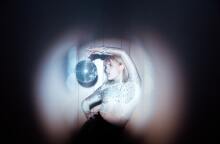 Κορίτσι με ντισκομπάλα σε πάρτι