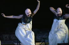 Στιγμιότυπο από την παράσταση Προμηθέας Δεσμώτης στο μικρό θέατρο της Αρχαίας Επιδαύρου