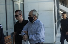 Ο ψευτογιατρός Νίκος Κοντοστάθης οδηγείται στο δικαστήριο