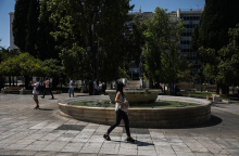 Γυναίκα με μάσκα στο κέντρο της Αθήνας