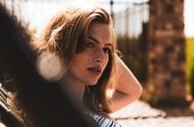 Ένα κορίτσι.