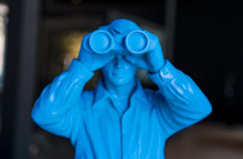 Γαλάζια φιγουρα με κυάλια