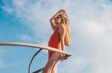 Ξανθιά κοπέλα, με κόκκινο μαγιό, πάνω σε σκάφος