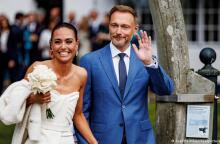 Στο κοσμικό νησί Ζιλτ ο υπουργός Οικονομικών Κρίστιαν Λίντνερ παντρεύτηκε την εκλεκτή της καρδιάς του Φράνκα Λέφελντ.