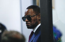 Ο 55χρονος κατάδικος R. Kelly αρραβωνιάστηκε μια 26χρονη και φερόμενο θύμα του. Ναι, όντως