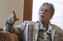 Μίκι Ρουρκ δίπλα στον Τζόνι Ντεπ - «Παραλίγο να χάσει τη ζωή του από μια χρυσοθήρα»