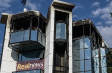 Με αναπνευστικά προβλήματα ηχολήπτρια από την εμπρηστική επίθεση στα γραφεία του Real FM