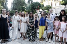 Η ΠτΔ ΚΑΤΕΡΙΝΑ ΣΑΚΕΛΛΑΡΟΠΟΥΛΟΥ ΣΤΟΝ ΚΗΠΟ ΤΟΥ ΠΡΟΕΔΡΙΚΟΥ ΜΕΓΑΡΟΥ ΜΕ ΟΥΚΡΑΝΟΥΣ ΠΟΛΙΤΕΣ ΠΟΥ ΦΙΛΟΞΕΝΟΥΝΤΑΙ ΣΤΗΝ ΕΛΛΑΔΑ (ΣΩΤΗΡΗΣ ΔΗΜΗΤΡΟΠΟΥΛΟΣ/EUROKINISSI)