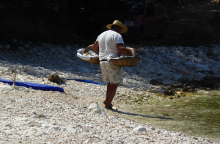 Πλανόδιος πωλητής σε παραλία