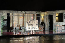 Το πανό για τον Δημήτρη Λιγνάδη στο Διεθνές Φεστιβάλ Χορού Καλαμάτας