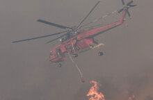 Ελικόπτερο της Πυροσβεστικής ρίχνει νερό σε φωτιά
