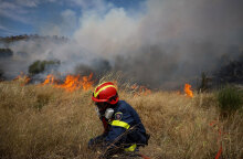 Πυροσβέστες δίνουν μάχη με τη φωτιά στο Ρέθυμνο