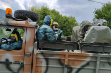 Πυροτεχνουργοί του στρατού μεταβαίνουν στο σημείο που συνετρίβη το αεροσκάφος Antonov κοντά στην Καβάλα