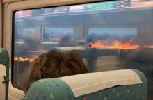 Οι φλόγες από τη δασική πυρκαγιά πολύ κοντά σε τρένο στην Ισπανία