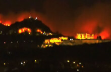 Ακρόπολη και Λυκαβηττός στο «κόκκινο», καθώς η φωτιά στην Πεντέλη συνεχίζει να καίει