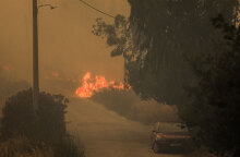 Η πυρκαγιά στην Πεντέλη συνεχίζει το καταστροφικό της έργο