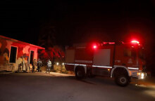 Πυροσβέστες συνεχίζουν την κατάσβεση στα Μέγαρα