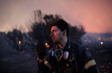 Φωτιά στην Πεντέλη: Πυροσβέστες μάχονται με αυτοθυσία τις φλόγες