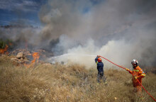 Πυροσβέστες επιχειρούν σε αγροτοδασική πυρκαγιά
