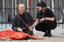 Ο πατέρας στην Ουκρανία που κρατά το χέρι του νεκρού γιου του στη μέση του δρόμου