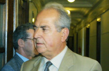 Ο Δημήτρης Αποστολάκης διετέλεσε υφυπουργός Εθνικής Άμυνας στην κυβέρνηση του ΠΑΣΟΚ