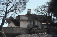 Καμένο σπίτι από τη φωτιά στην Πεντέλη