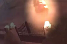 Η στιγμή της περίεργης έκρηξης στην Παλλήνη, την ώρα που μαίνεται η φωτιά στην Πεντέλη