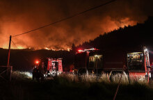 Μία ακόμη ολονύχτια μάχη με την πυρκαγιά δίνουν οι πυροσβέστες