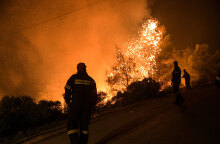 Ένα ακόμη δύσκολο βράδυ για τους πυροσβέστες που μάχονται τις φλόγες