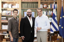 Ο Κυριάκος Μητσοτάκης με τους Desmond Child και Φοίβο στο Μέγαρο Μαξίμου