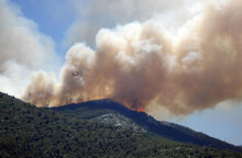Πυροσβεστικό αεροσκάφος πάνω από το πύρινο μέτωπο