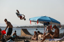 Ο καύσωνας ώθησε τους Αθηναίους στις παραλίες το Σαββατοκύριακο