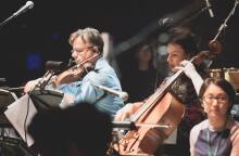 Ο βιολονίστας Μιλτιάδης Παπαστάμου μιλάει στην ATHENS VOICE με αφορμή το θεατρικό έργο «Ο Κουρέας της Σεβίλλης» στο οποίο παίζει ζωντανά τη μουσική του σύνθεση.