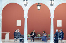 Ο Κυριάκος Μητσοτάκης με την Κατερίνα Σακελλαροπούλου και τους πολιτικούς αρχηγούς στη δεξίωση στο Προεδρικό Μέγαρο