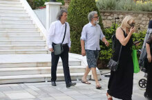 Ο Ιωάννης Στρατάκης μπαίνει με σαγιονάρα στο Προεδρικό Μέγαρο