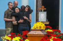 Ουκρανία: Το Κίεβο κηδεύει νεαρούς Ουκρανούς στρατιώτες που σχεδίαζαν να παντρευτούν	